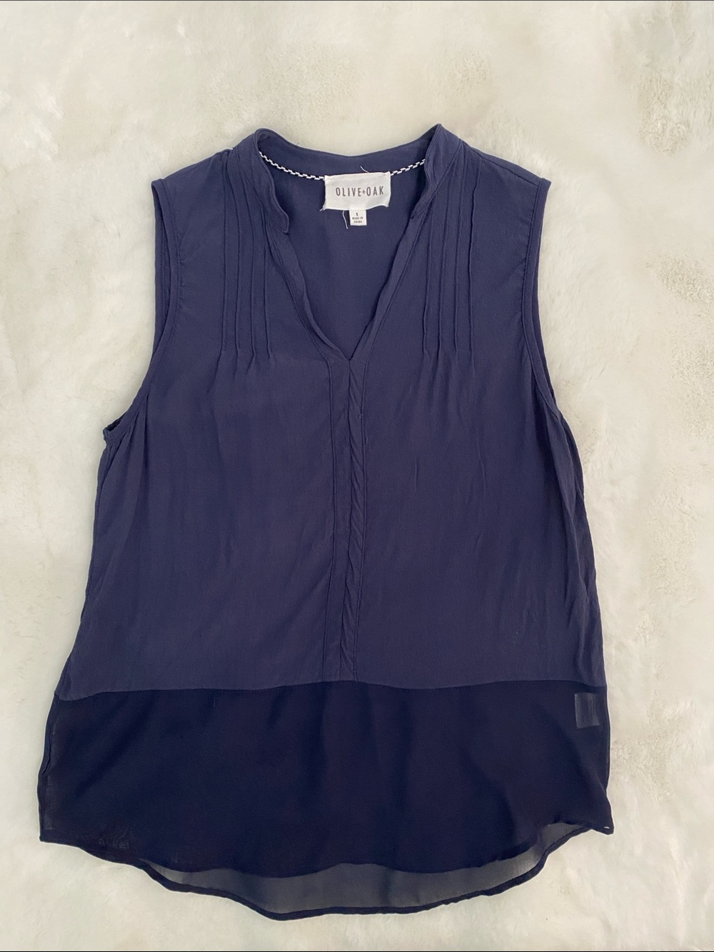 Olive & Oak Navy Sleeveless V-Neck Pintuck Camisole Top. Size S